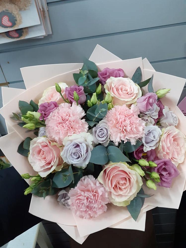 Букет цветов из: Розы, Гвоздики и Лизиантусы в Поназырево